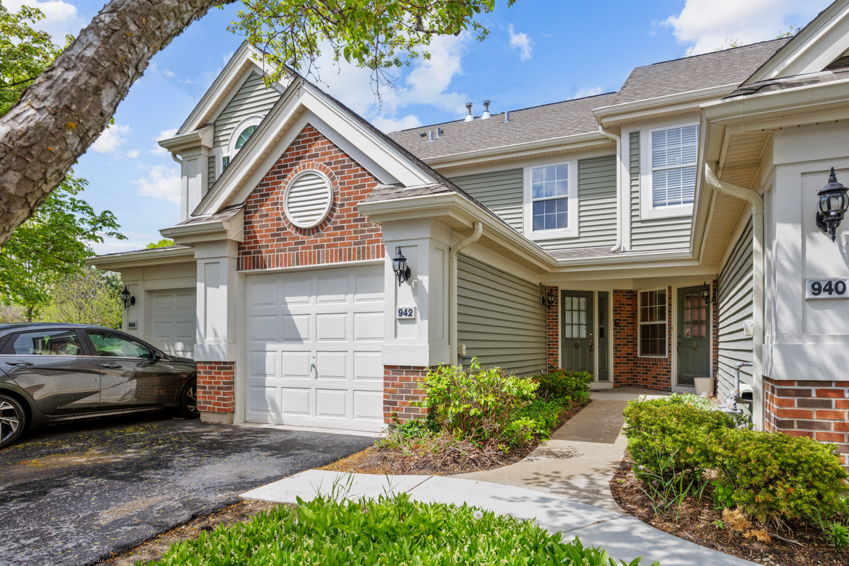 942 Little Falls Court, Elk Grove Village, IL