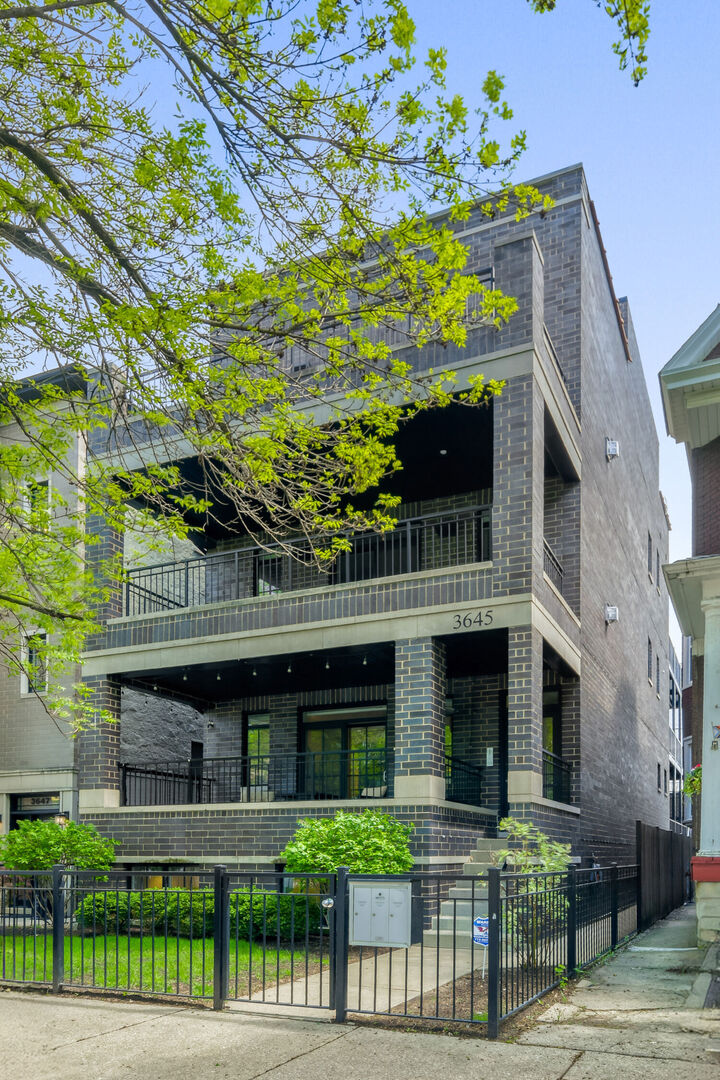 3645 N Damen Avenue #1, Chicago, IL