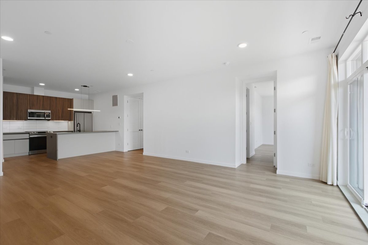 204 S Leavitt Street #302, Chicago, IL