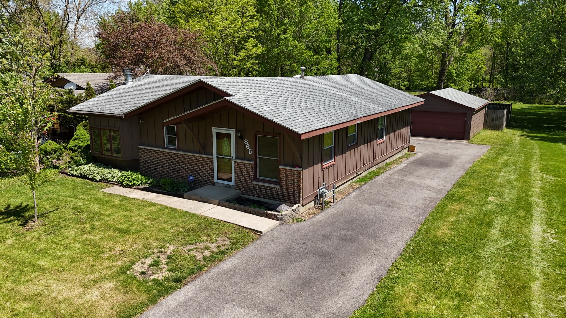 865 Riverside Drive, South Elgin, IL