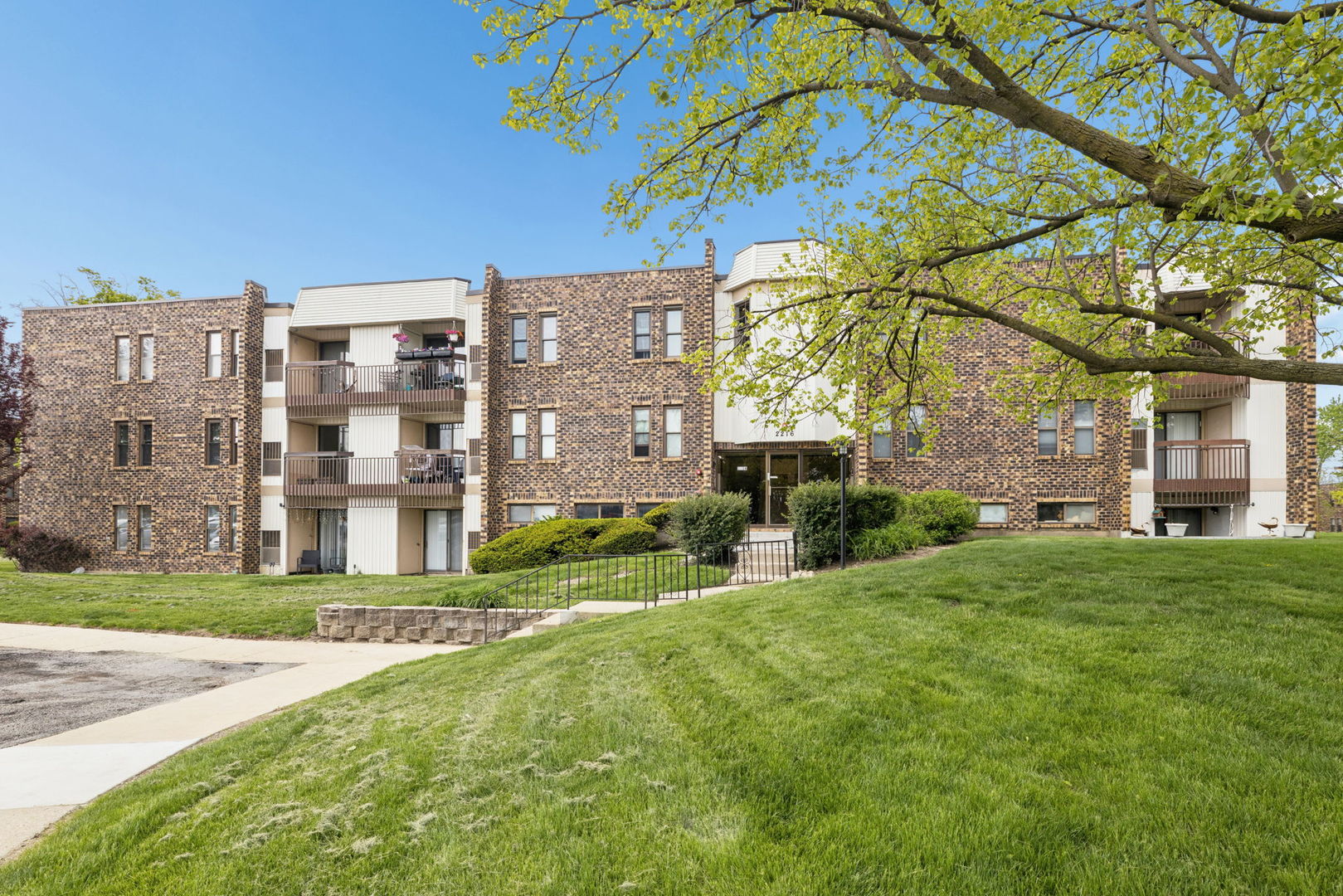 2216 Country Club Drive #15, Woodridge, IL