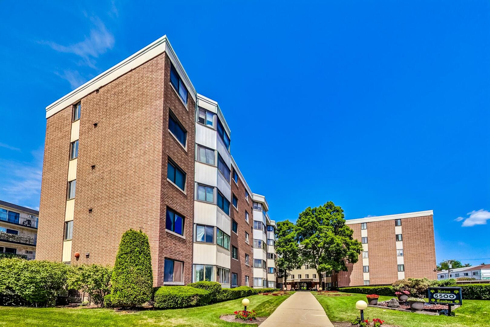 5500 Lincoln Avenue #201W, Morton Grove, IL