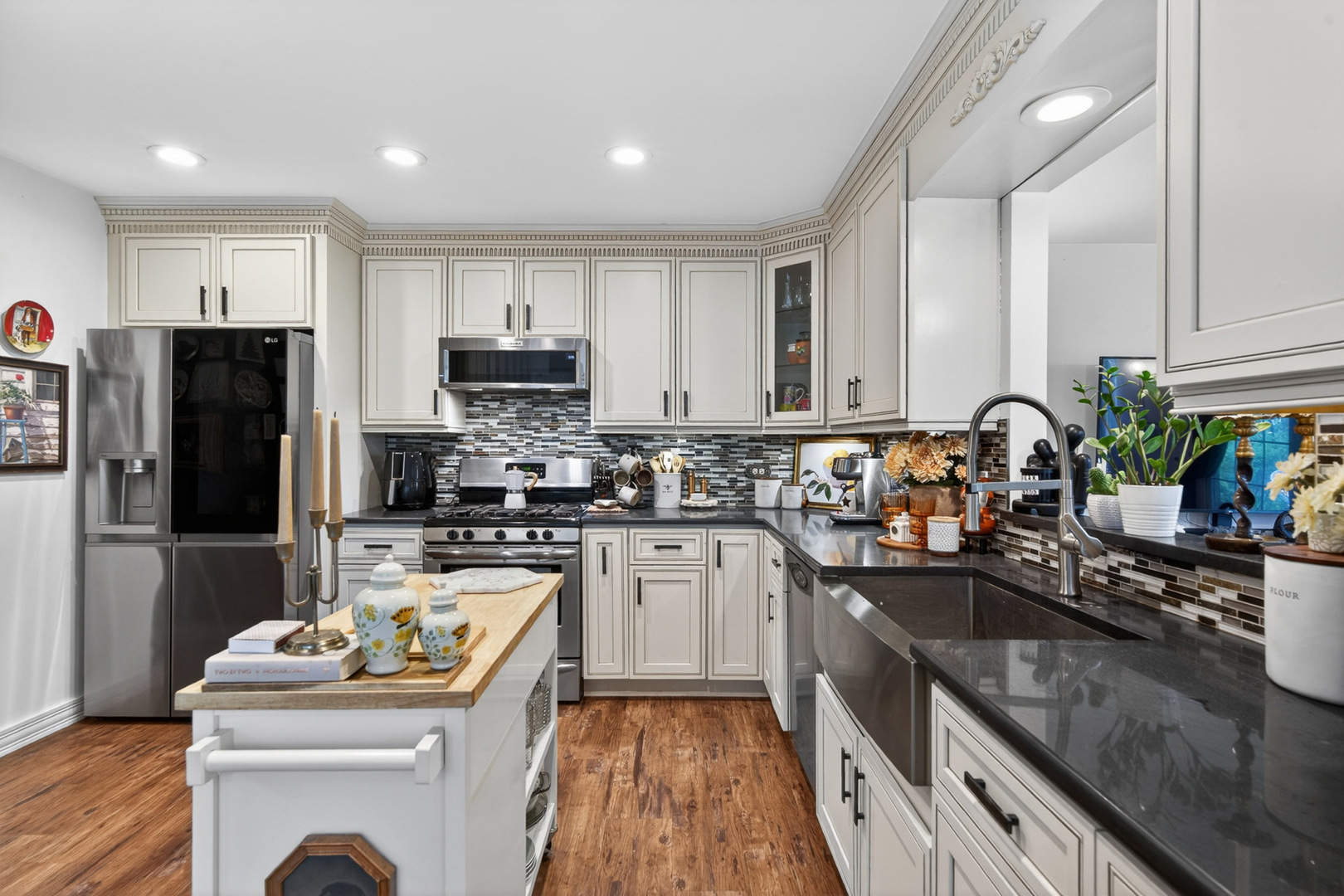 1327 Laurel Oaks Drive, Streamwood, IL