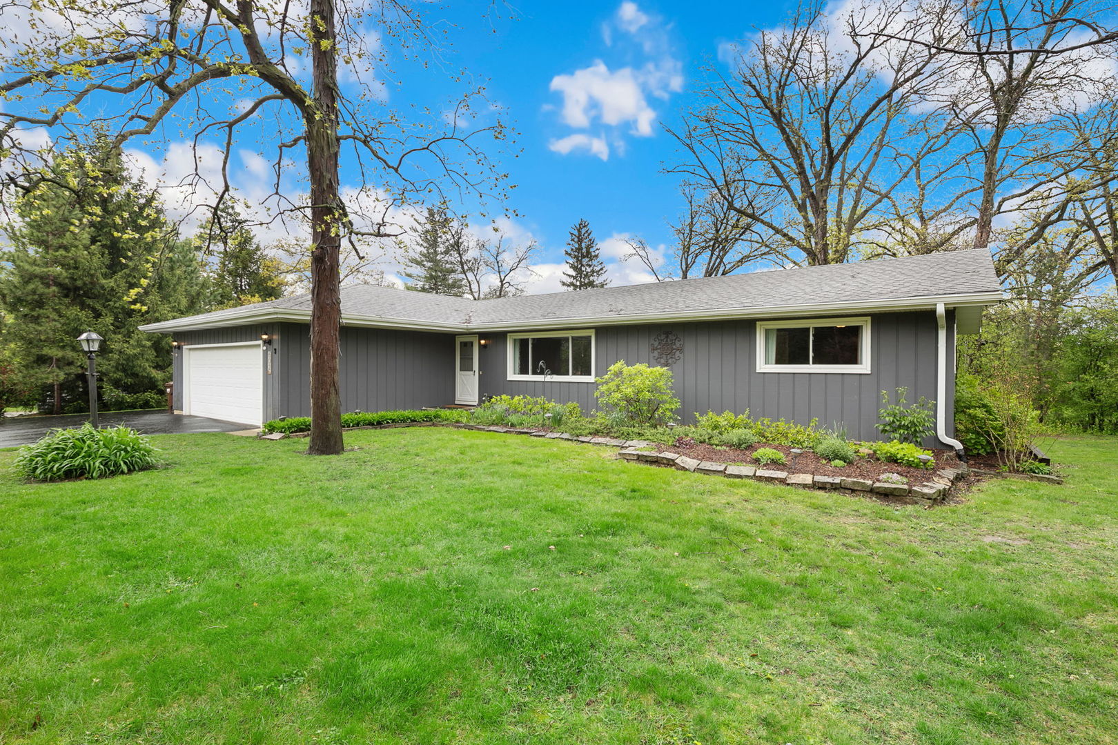 602 Hickory Road, Woodstock, IL