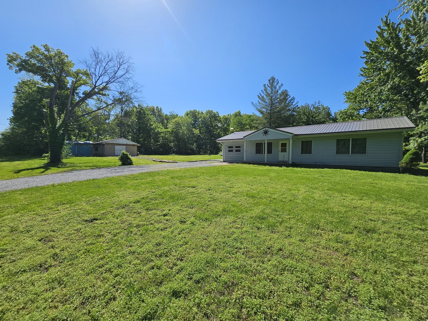 450 W Saddle Club Road, Bonnie, IL