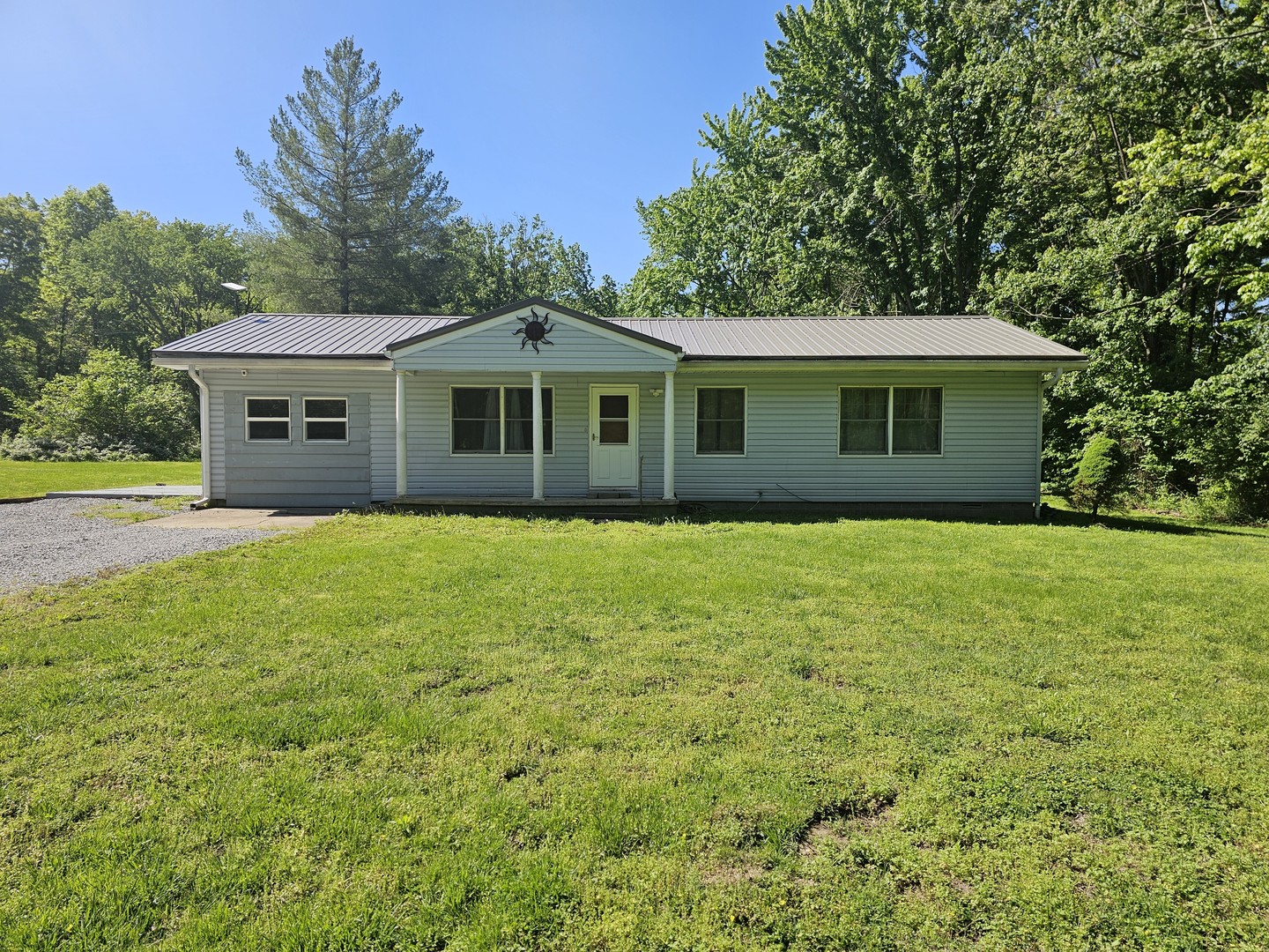 450 W Saddle Club Road, Bonnie, IL