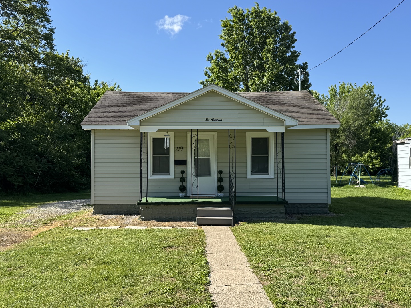 219 W 7th Street, Flora, IL