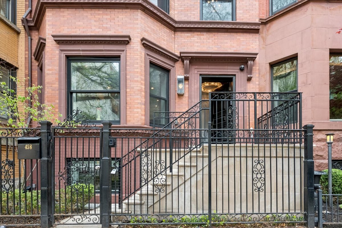 458 W Deming Place, Chicago, IL