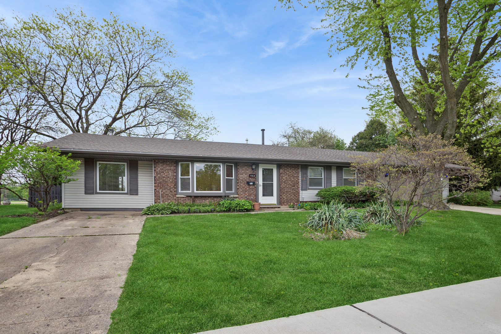 932 W Weathersfield Way, Schaumburg, IL