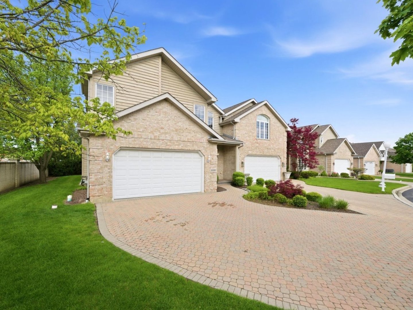 3098 Rosebrook Circle, Westchester, IL