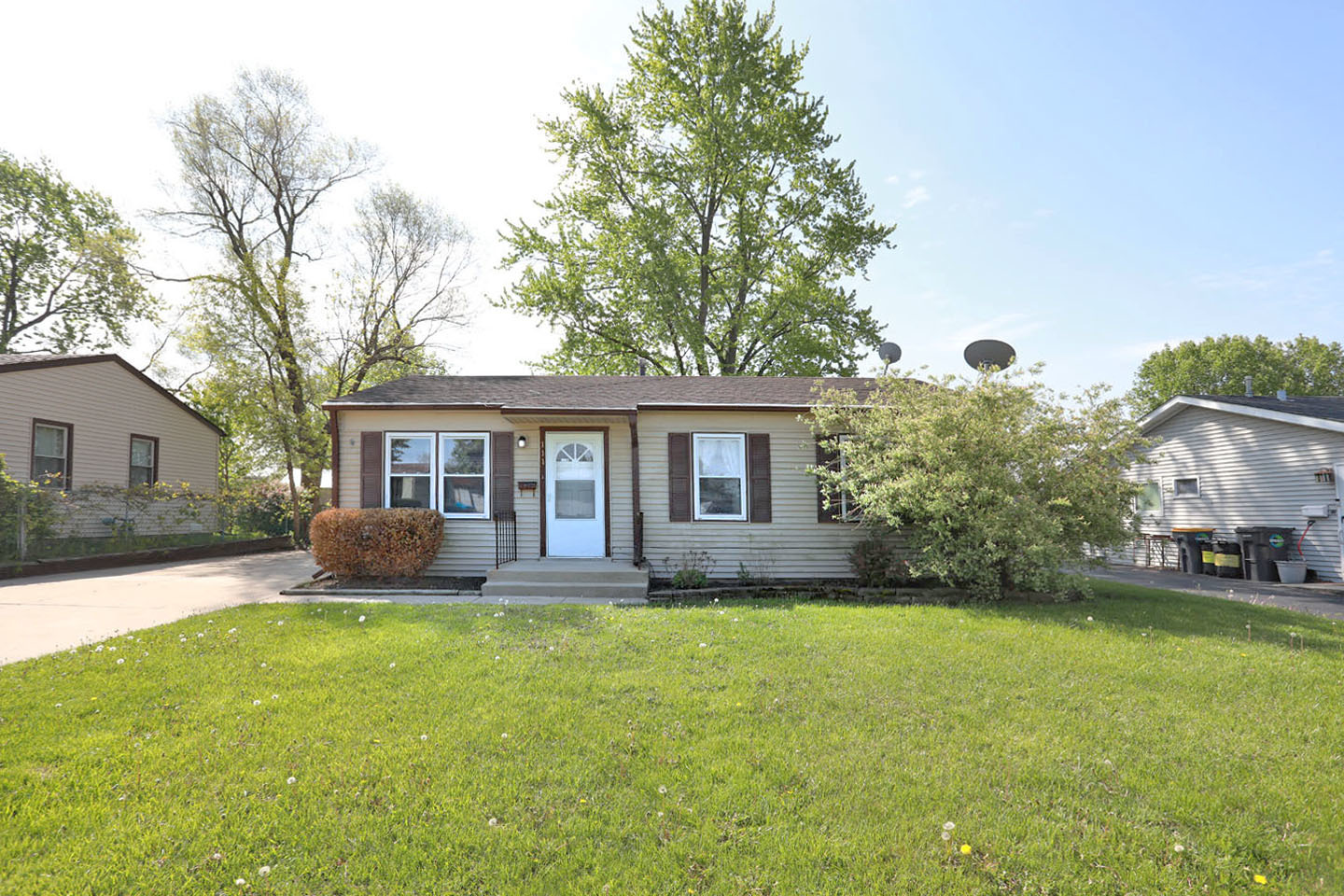 111 Elm Lane, Streamwood, IL