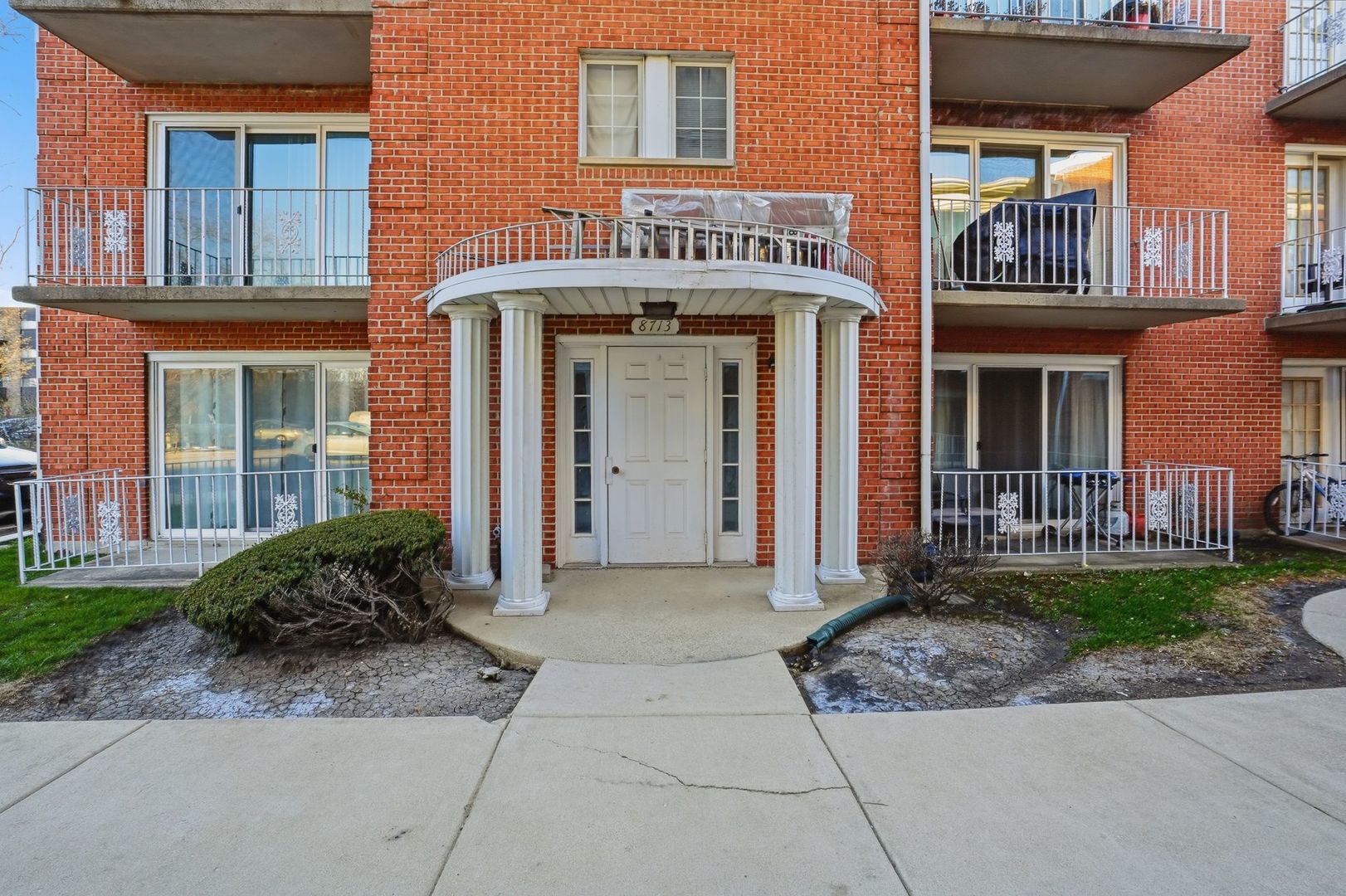 8713 W Ballard Road, Des Plaines, IL
