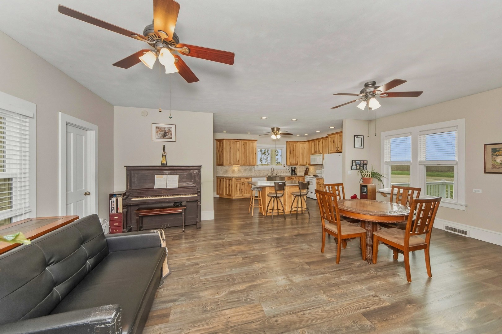 303 2900E County Road, Rutland, IL