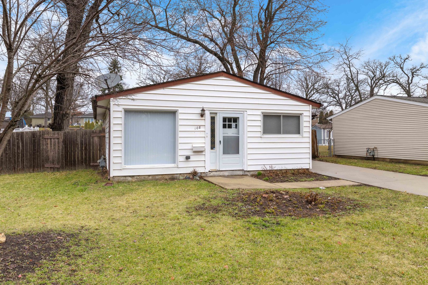 108 Walnut Drive, Streamwood, IL