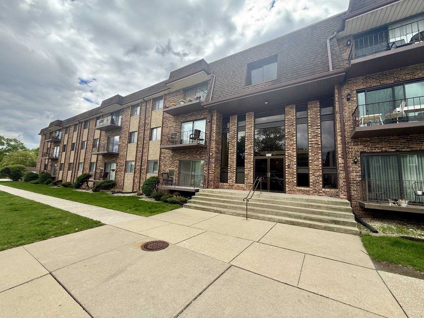 8901 S Roberts Road #203, Hickory Hills, IL