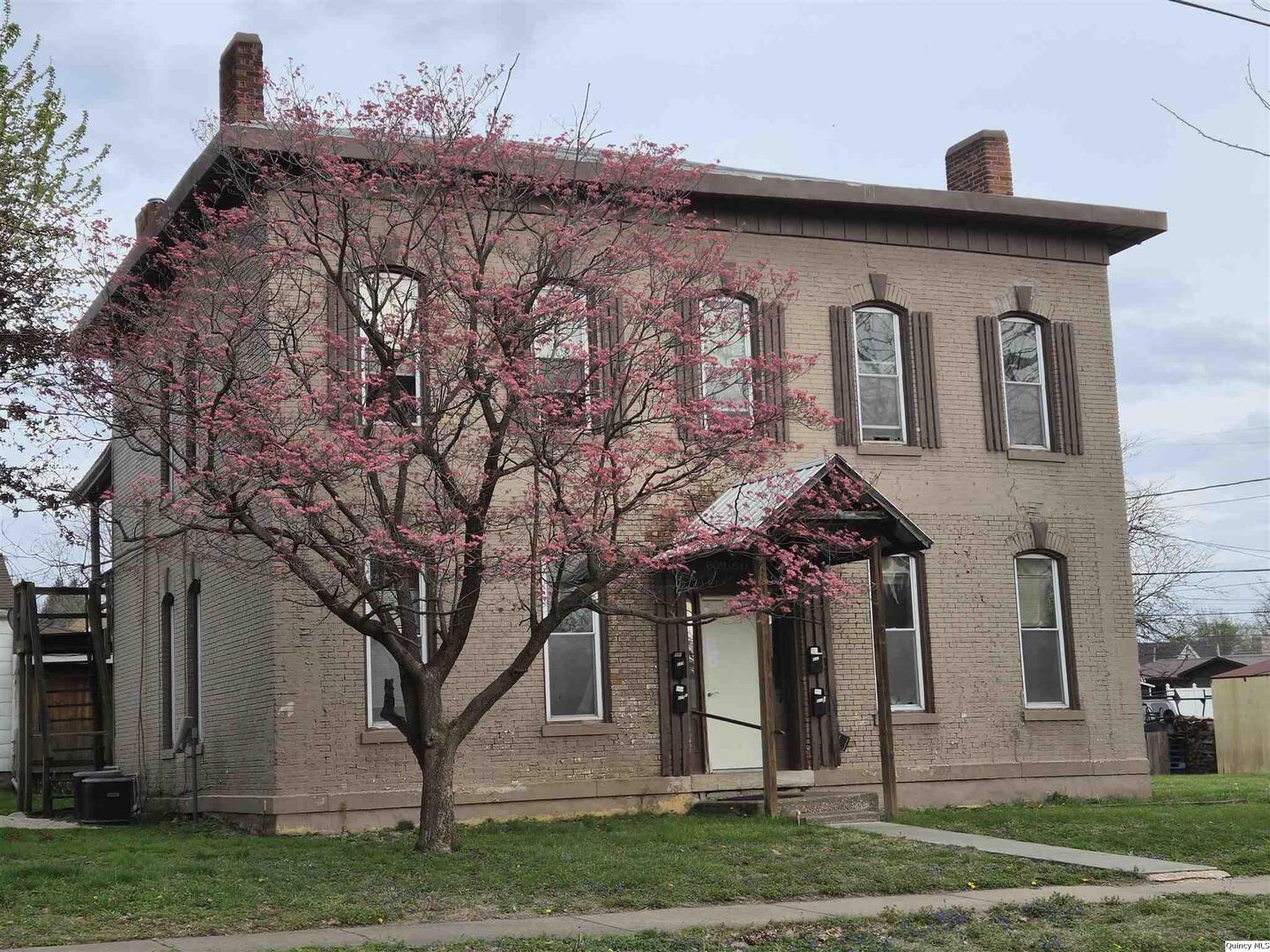 609-611 S 10th St, Quincy, IL