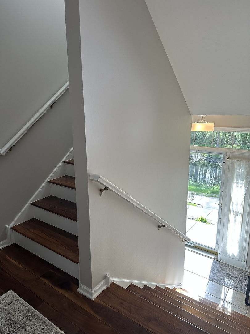 172 N East River Road #R, Des Plaines, IL