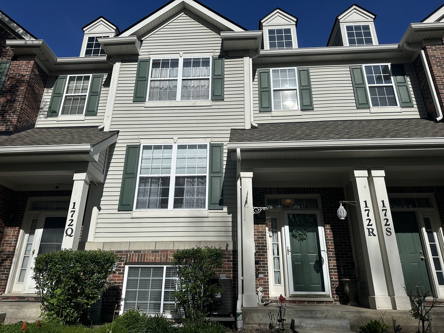 172 N East River Road #R, Des Plaines, IL