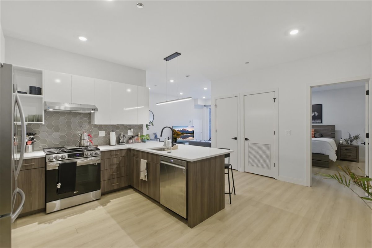 948 W Sunnyside Avenue #215, Chicago, IL
