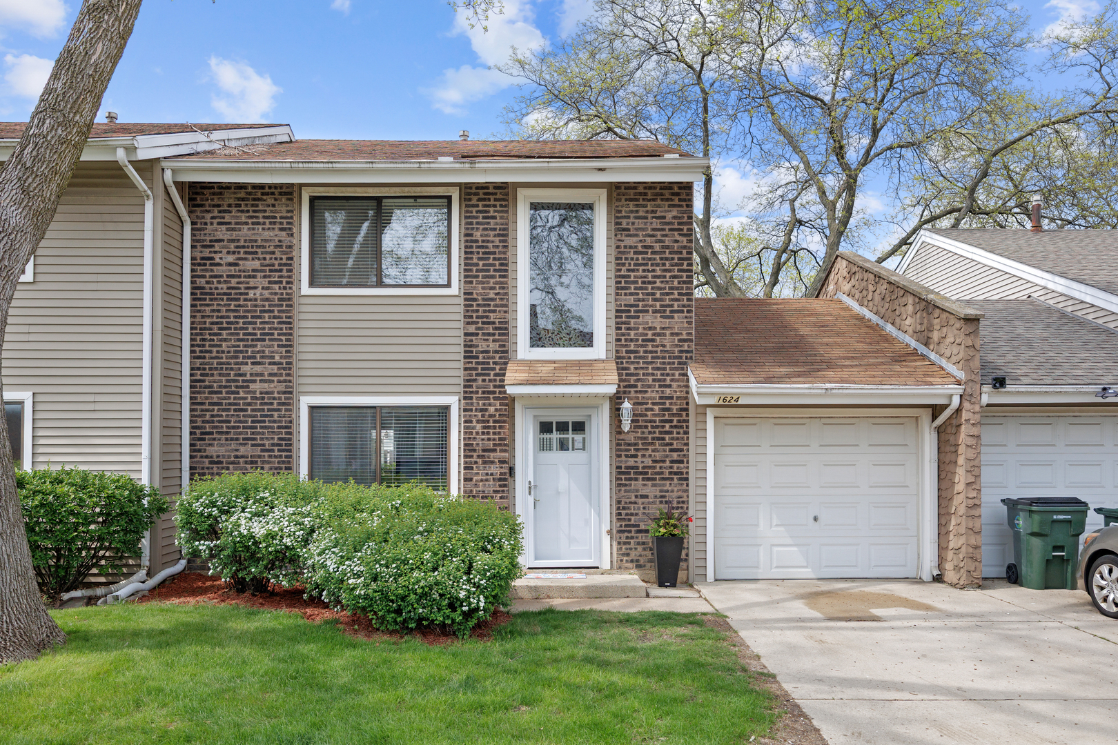 1624 E Waterford Lane #1624, Palatine, IL
