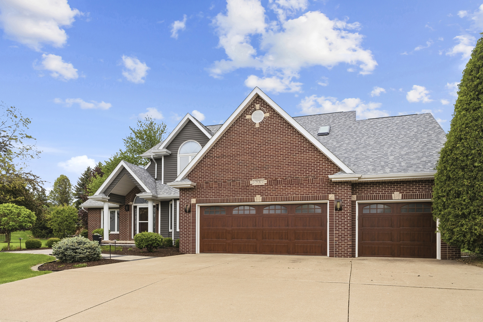 4986 Foxborough Court, Bettendorf, IA