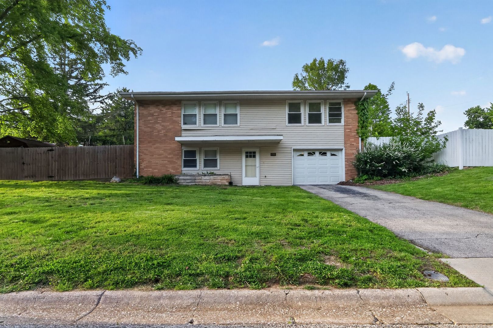 4900 Hill Drive, Godfrey, IL