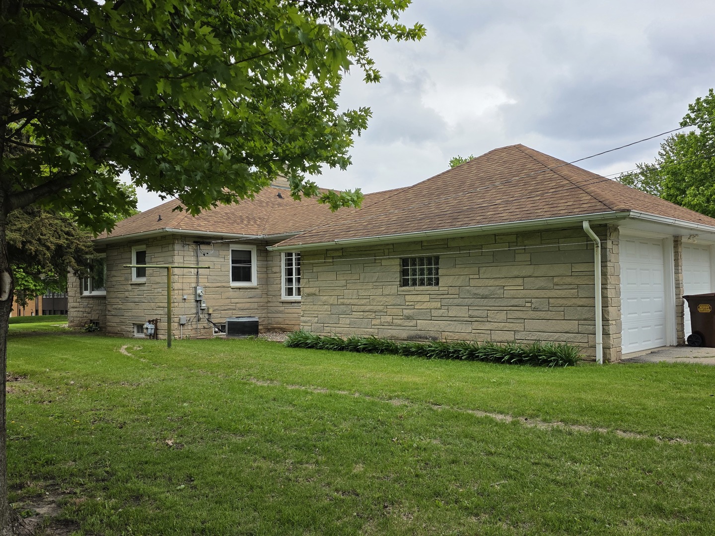 209 W 2nd Street, Prophetstown, IL