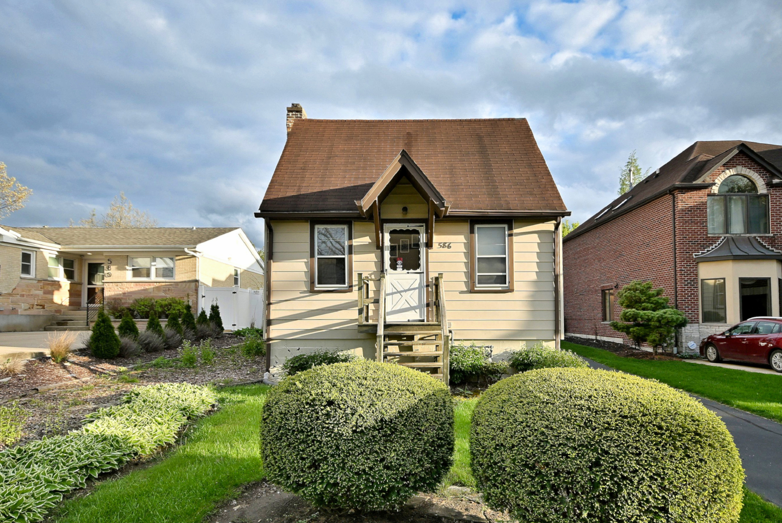 586 W Armitage Avenue, Elmhurst, IL