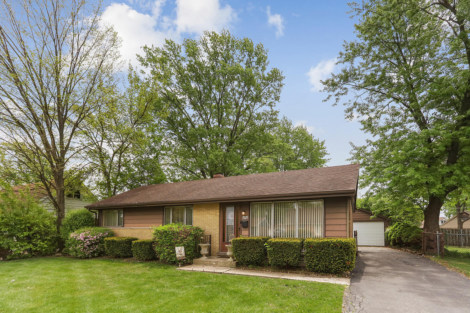 7025 Saratoga Drive, Bridgeview, IL