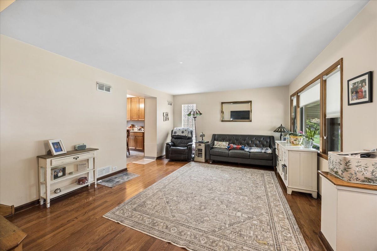 285 Desplaines Avenue, Riverside, IL