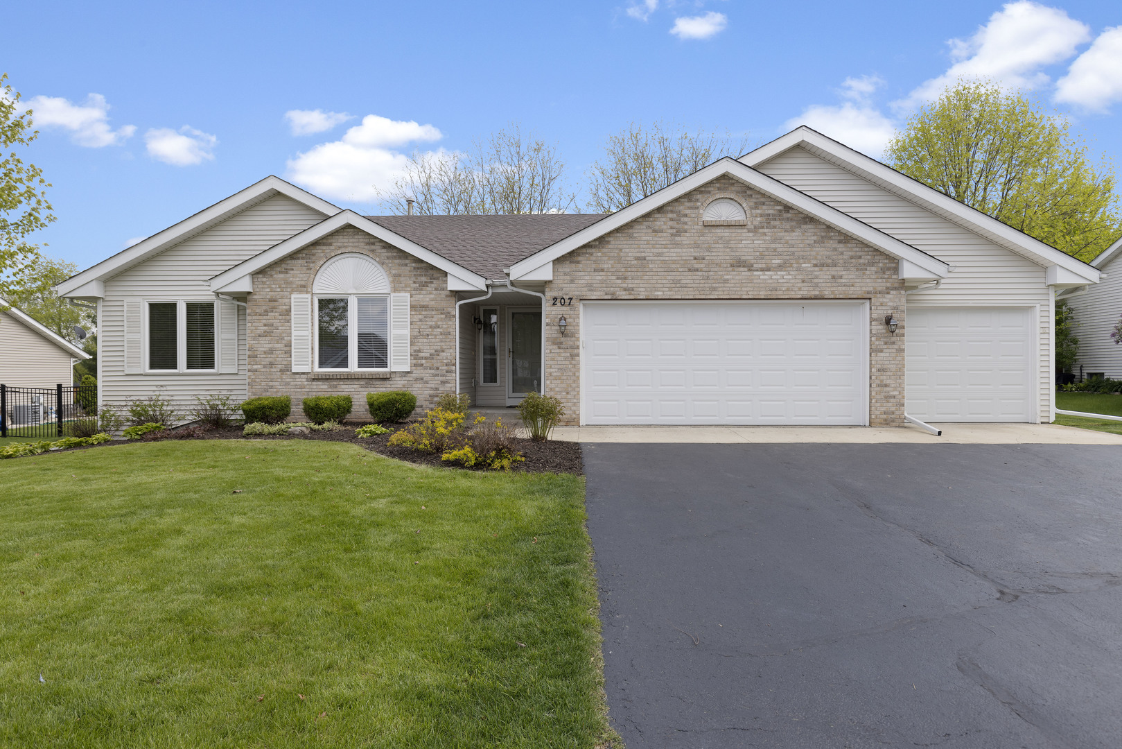 207 Sherman Lane, Poplar Grove, IL