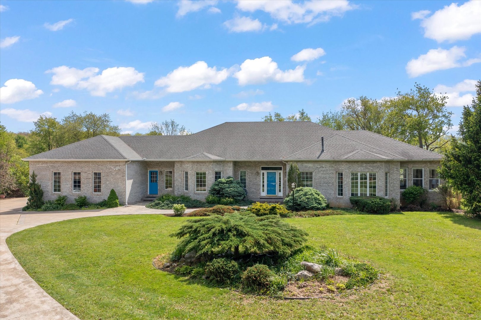 588 E County Road 2400, Dewey, IL