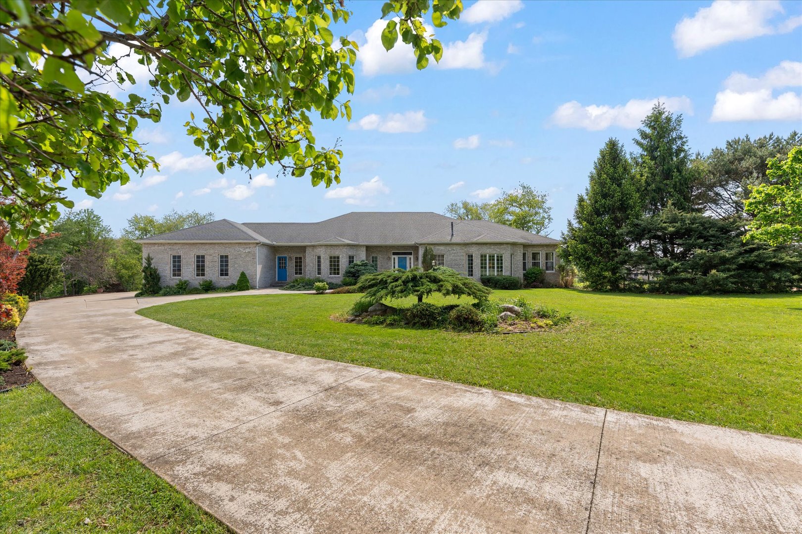 588 E County Road 2400, Dewey, IL