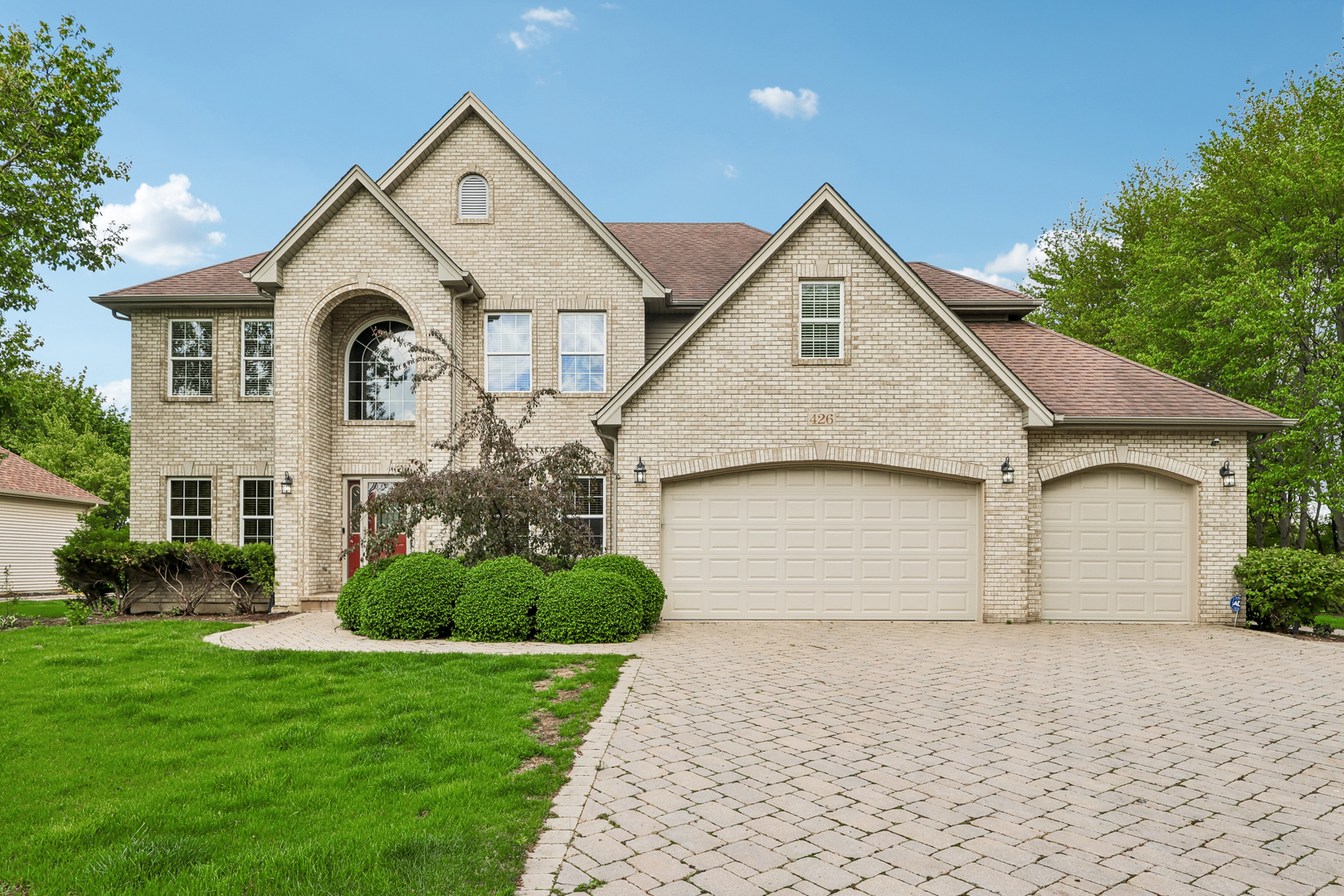 426 Heatherwood Drive, Oswego, IL