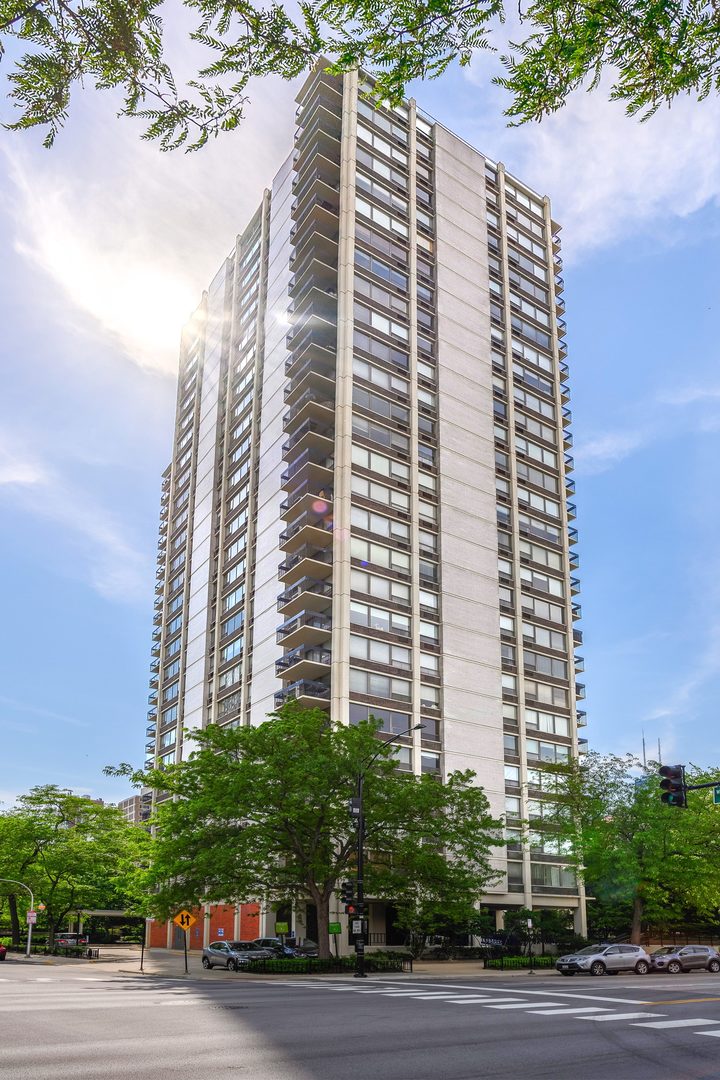 1360 N Sandburg Terrace #1510C, Chicago, IL