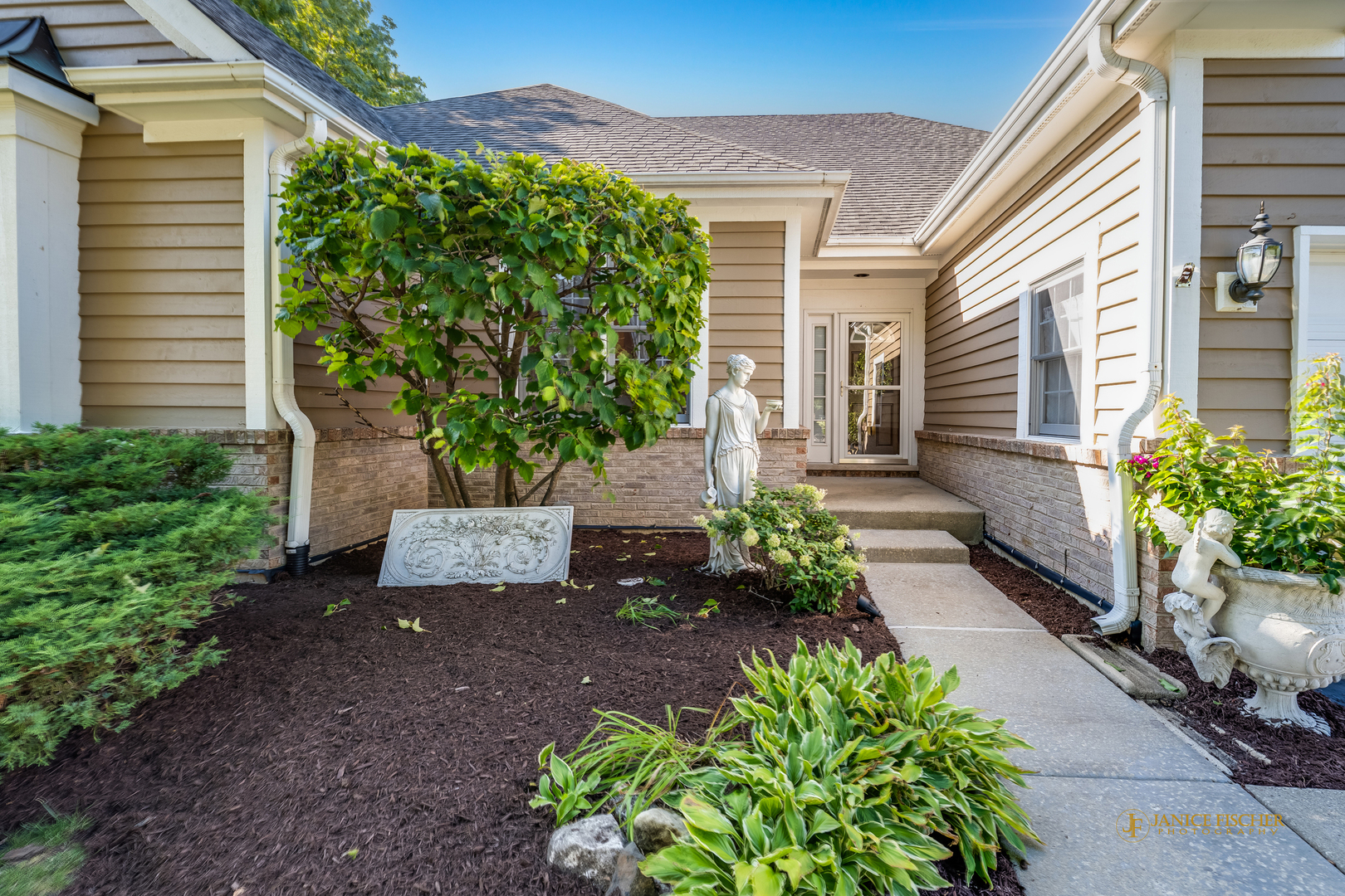 6 Sherwood Court, Lake In The Hills, IL
