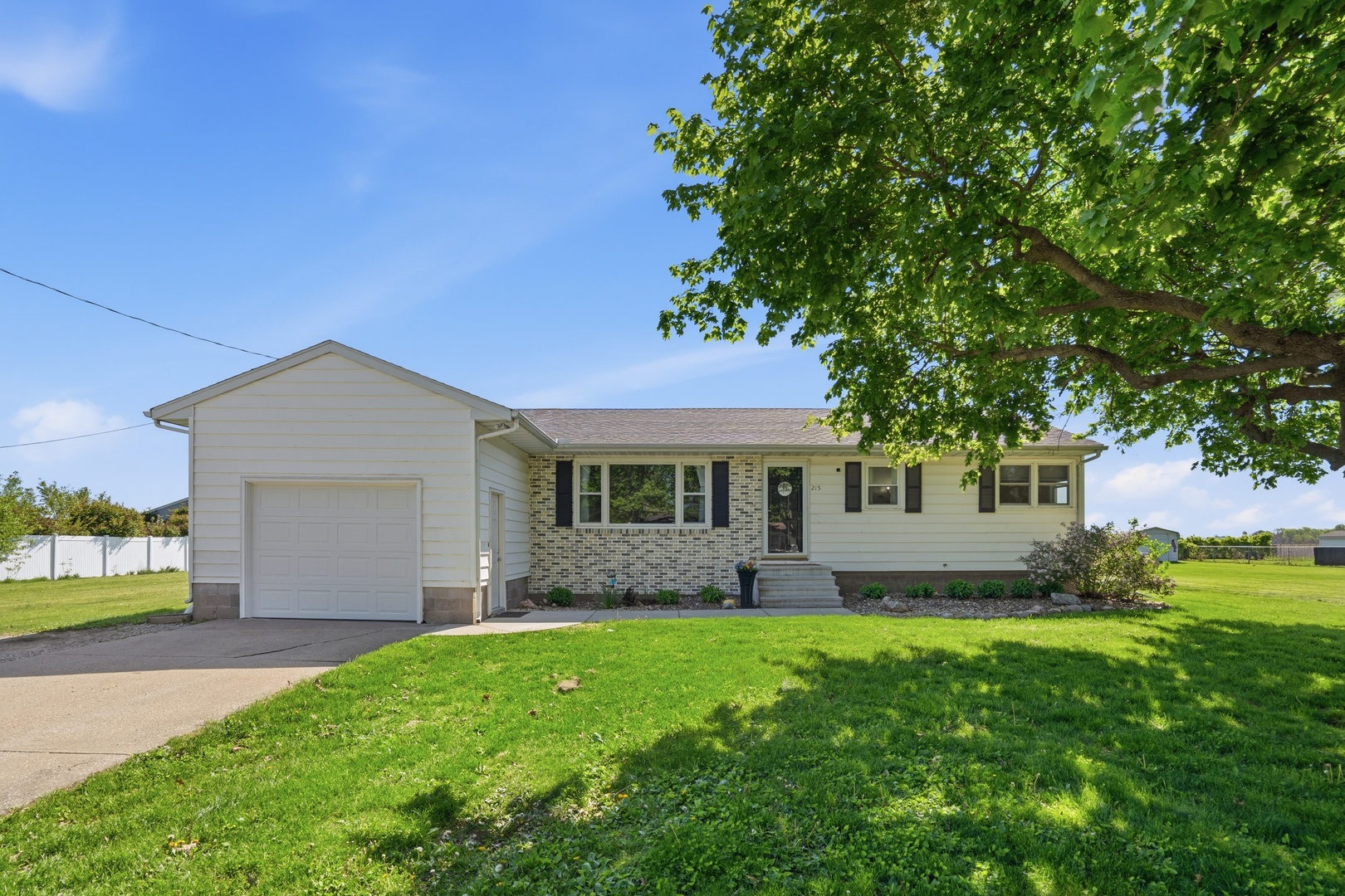 215 N YATES Street, Alpha, IL