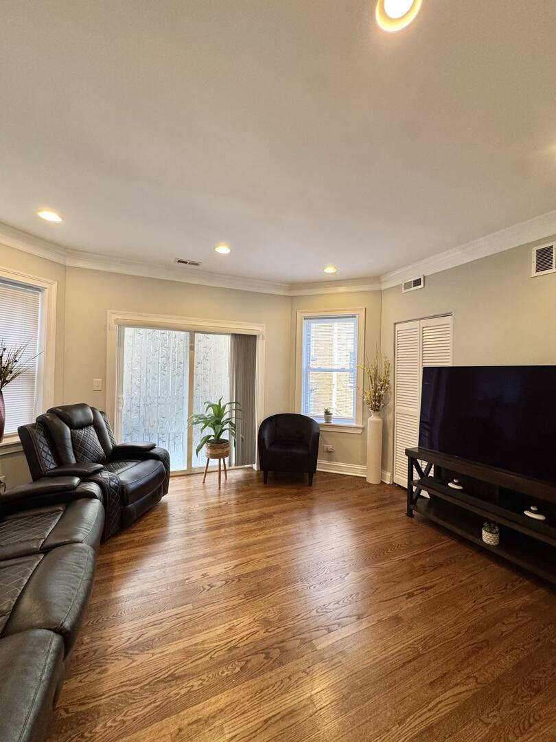 7048 N Damen Avenue #2w, Chicago, IL