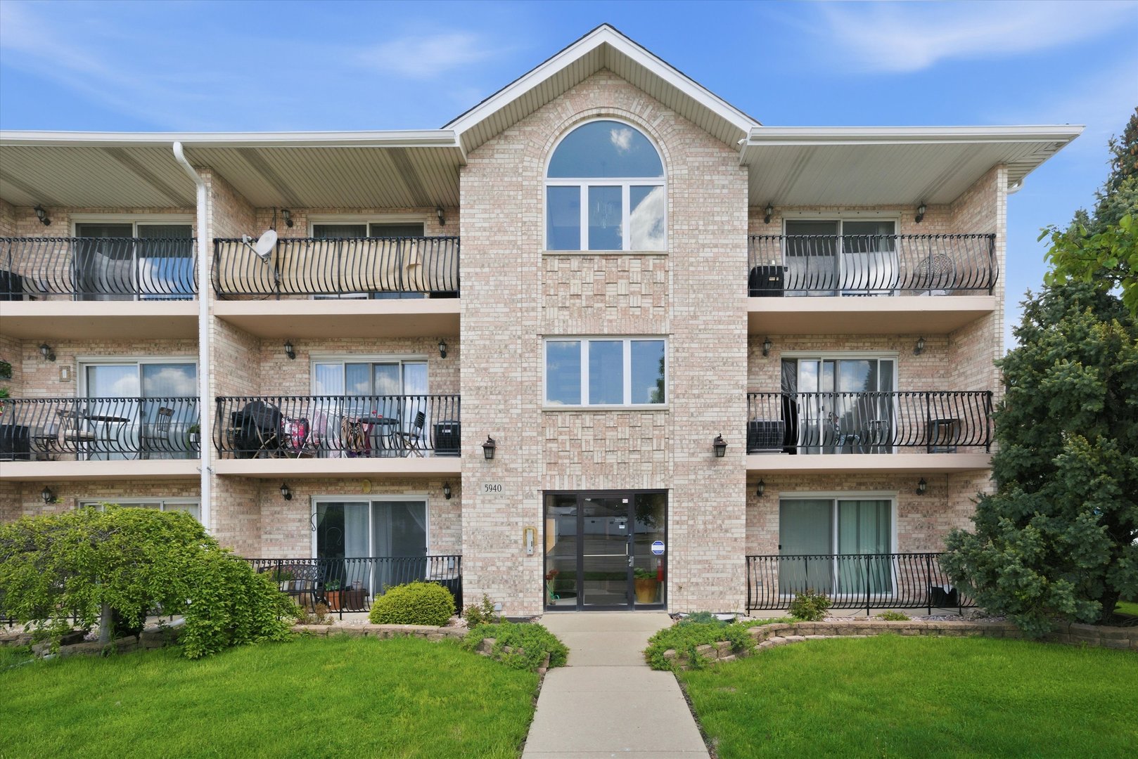 5940 W 87th Street #301, Burbank, IL