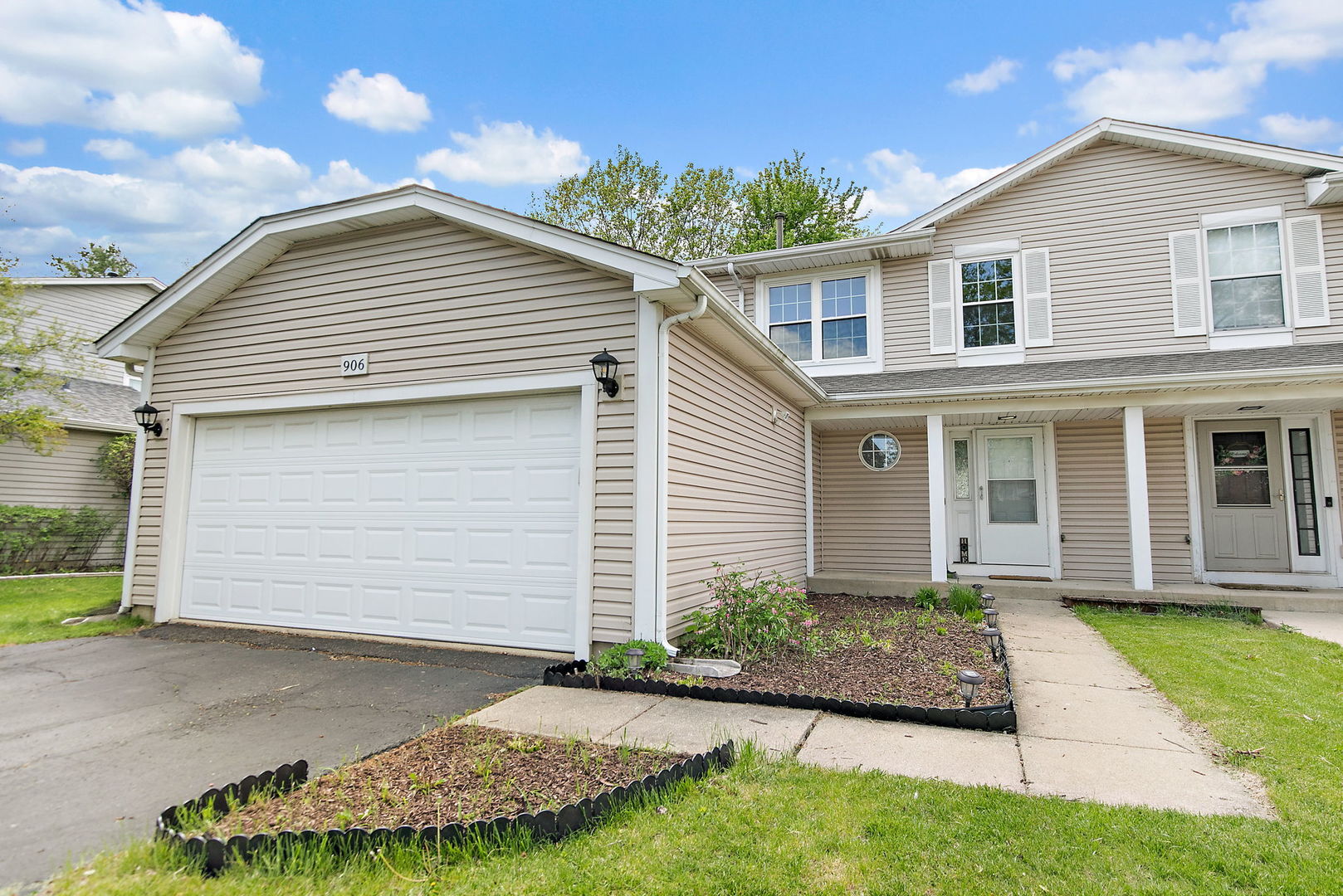 906 Oak Ridge Drive, Streamwood, IL