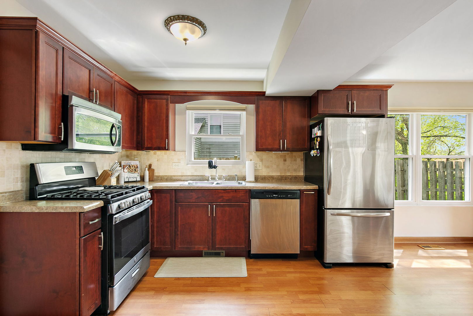 906 Oak Ridge Drive, Streamwood, IL