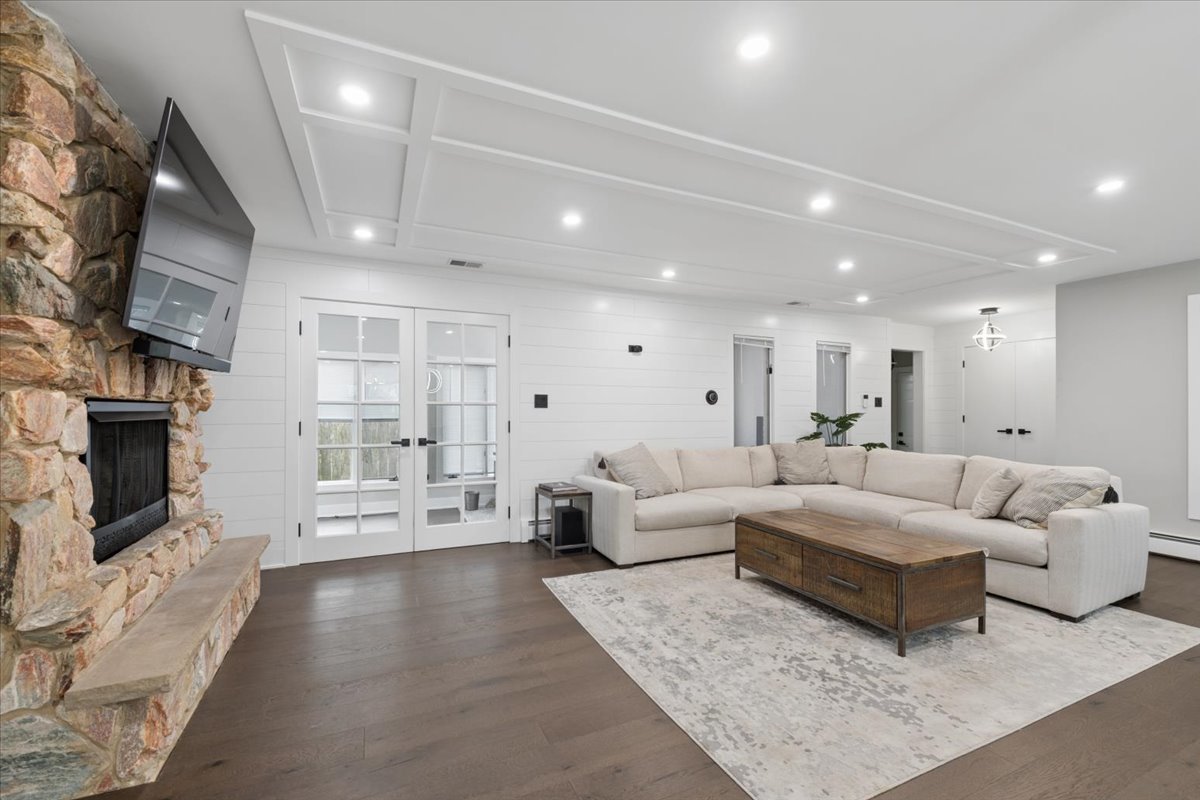 571 Byrd Road, Riverside, IL