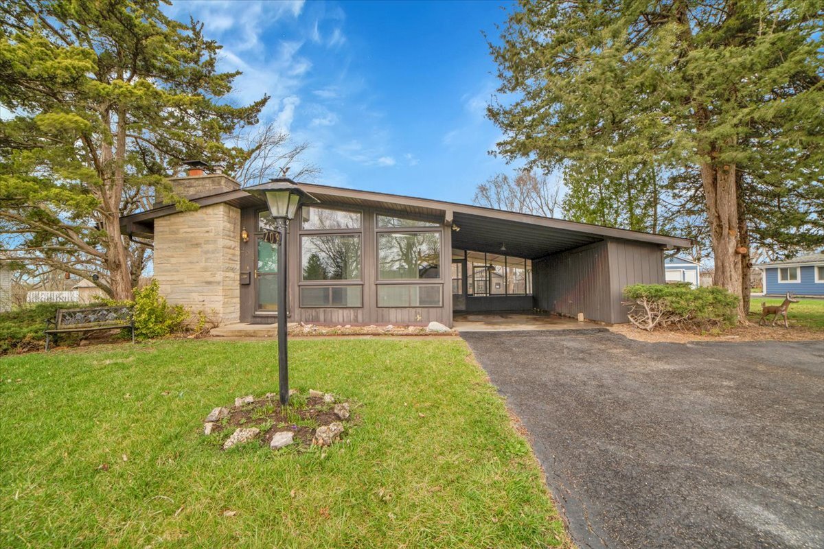 209 Sharon Lane, North Aurora, IL