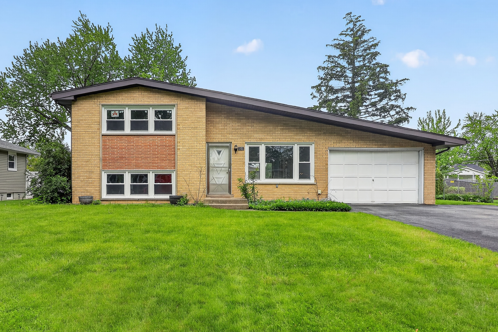 15 W 56th Street, Westmont, IL