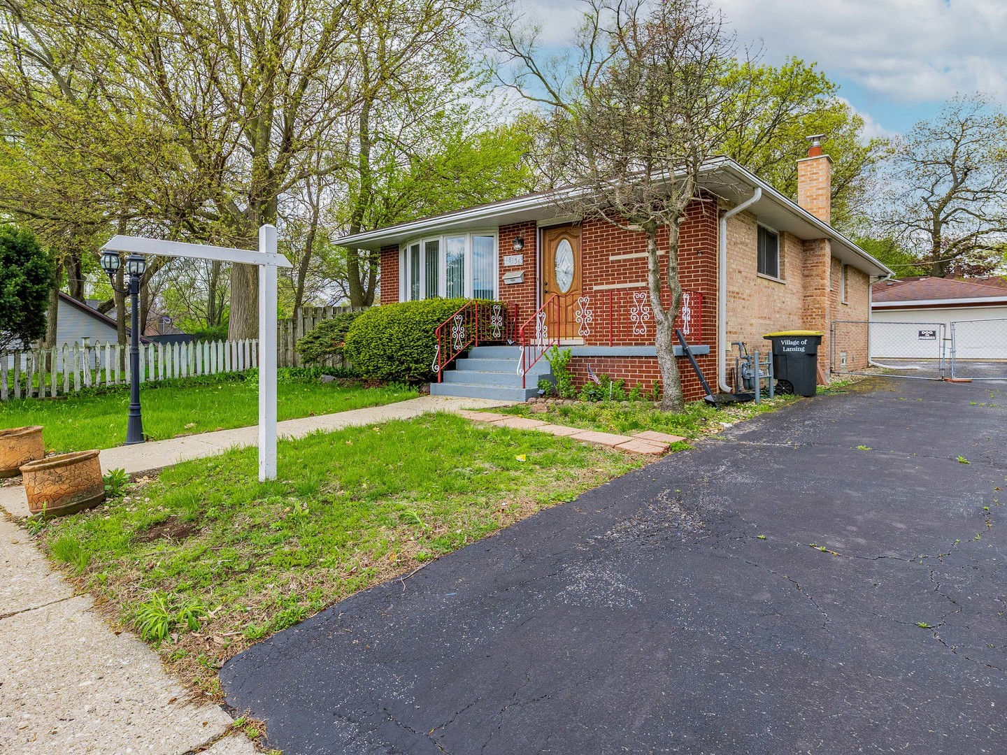 18136 Oakwood Avenue, Lansing, IL