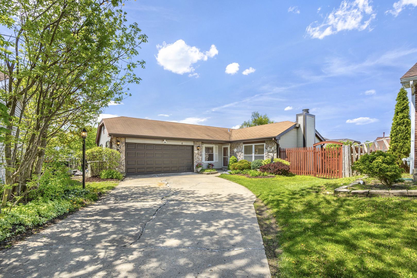 6 Ironwood Court, Streamwood, IL