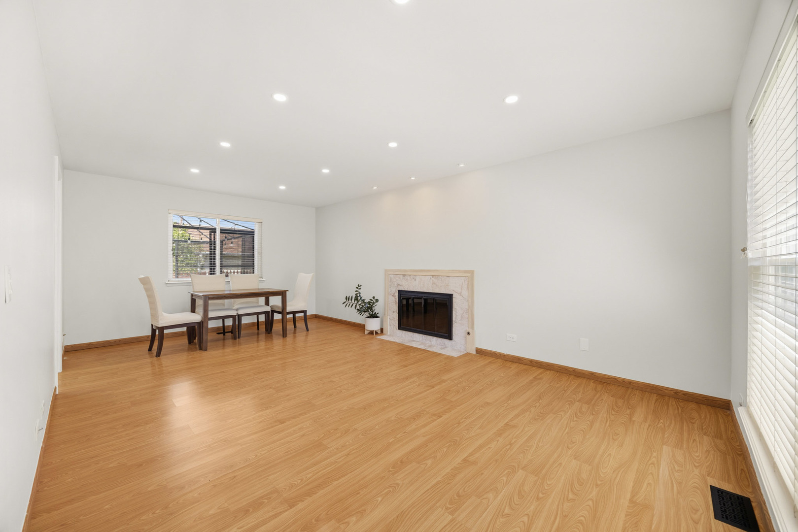 6 Ironwood Court, Streamwood, IL