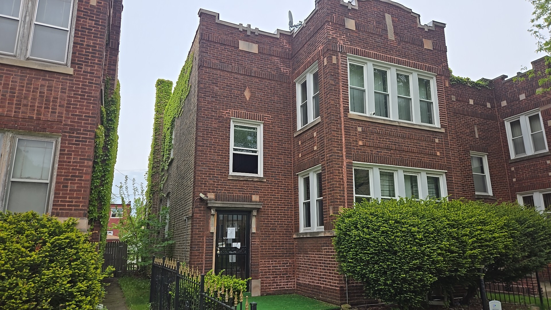7627 S Bennett Avenue, Chicago, IL