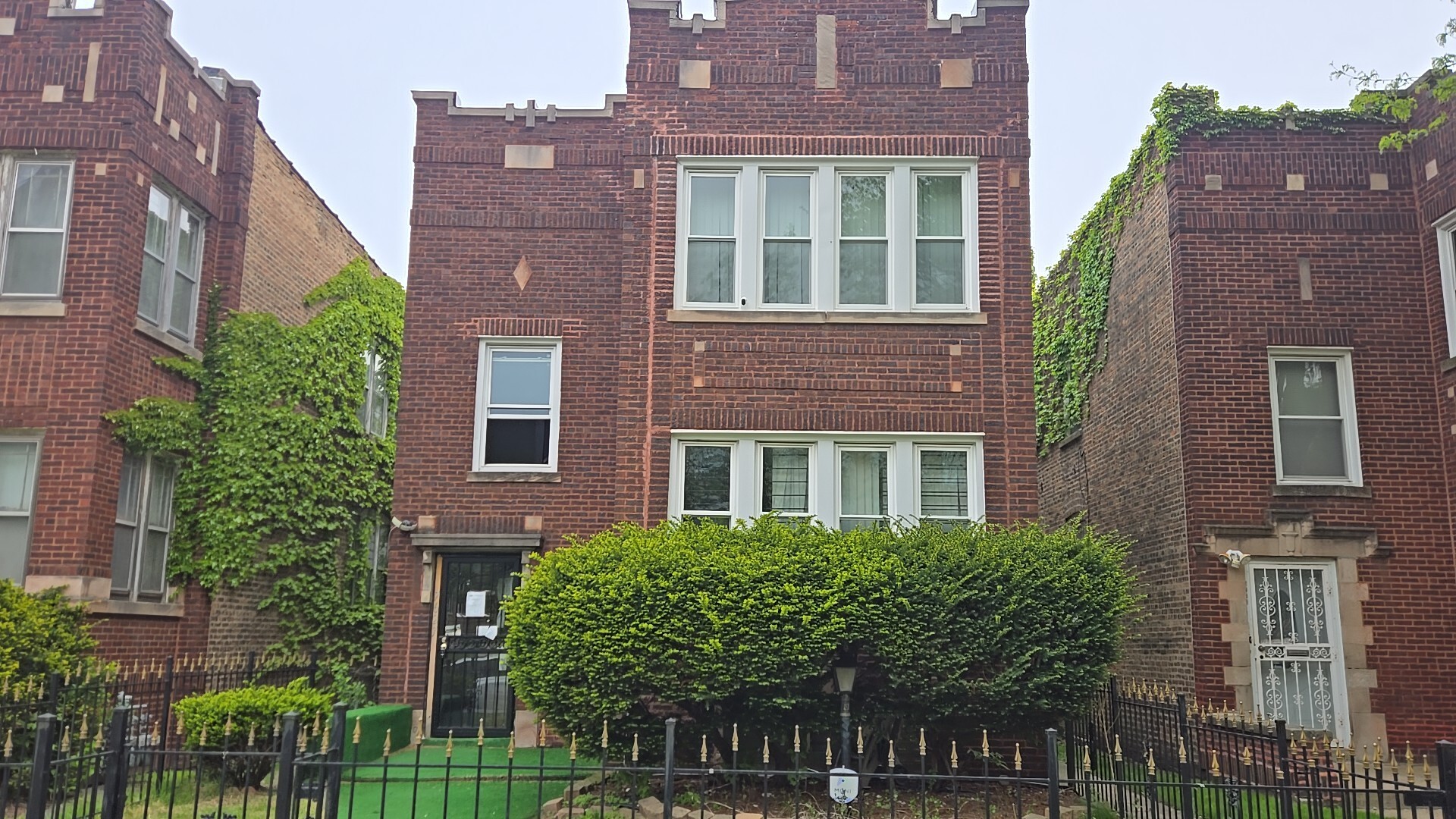 7627 S Bennett Avenue, Chicago, IL
