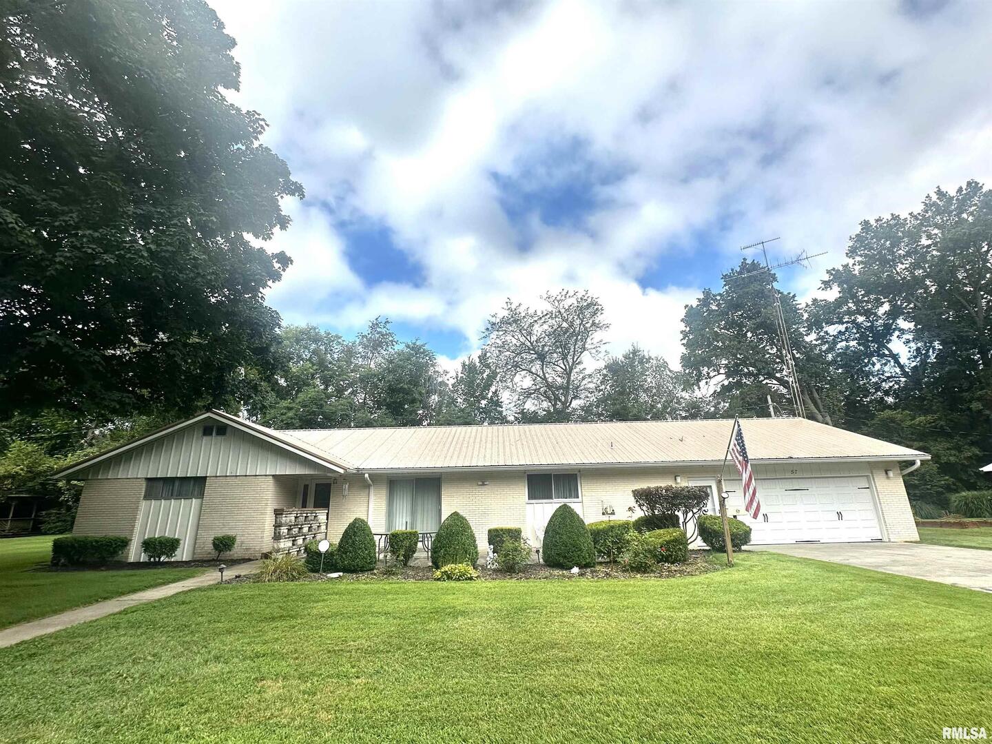 57 SHERWOOD Drive, Centralia, IL
